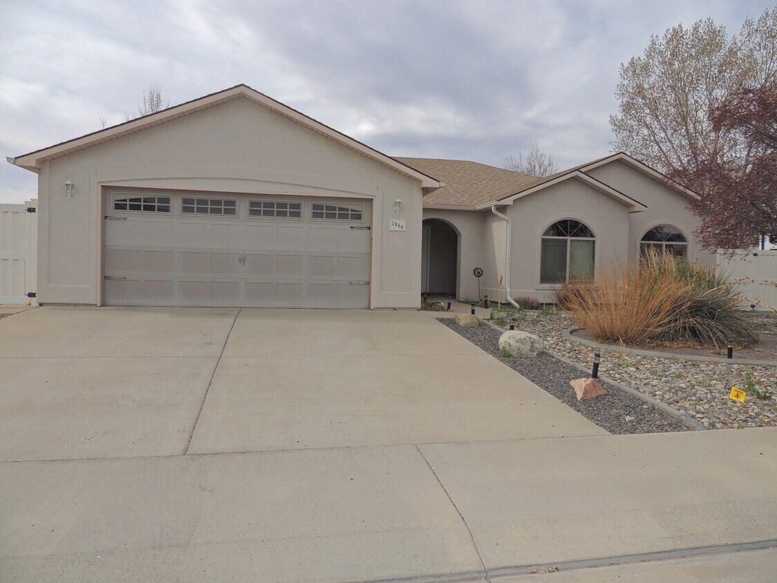 Foto principal - 2866 Fall Creek Dr