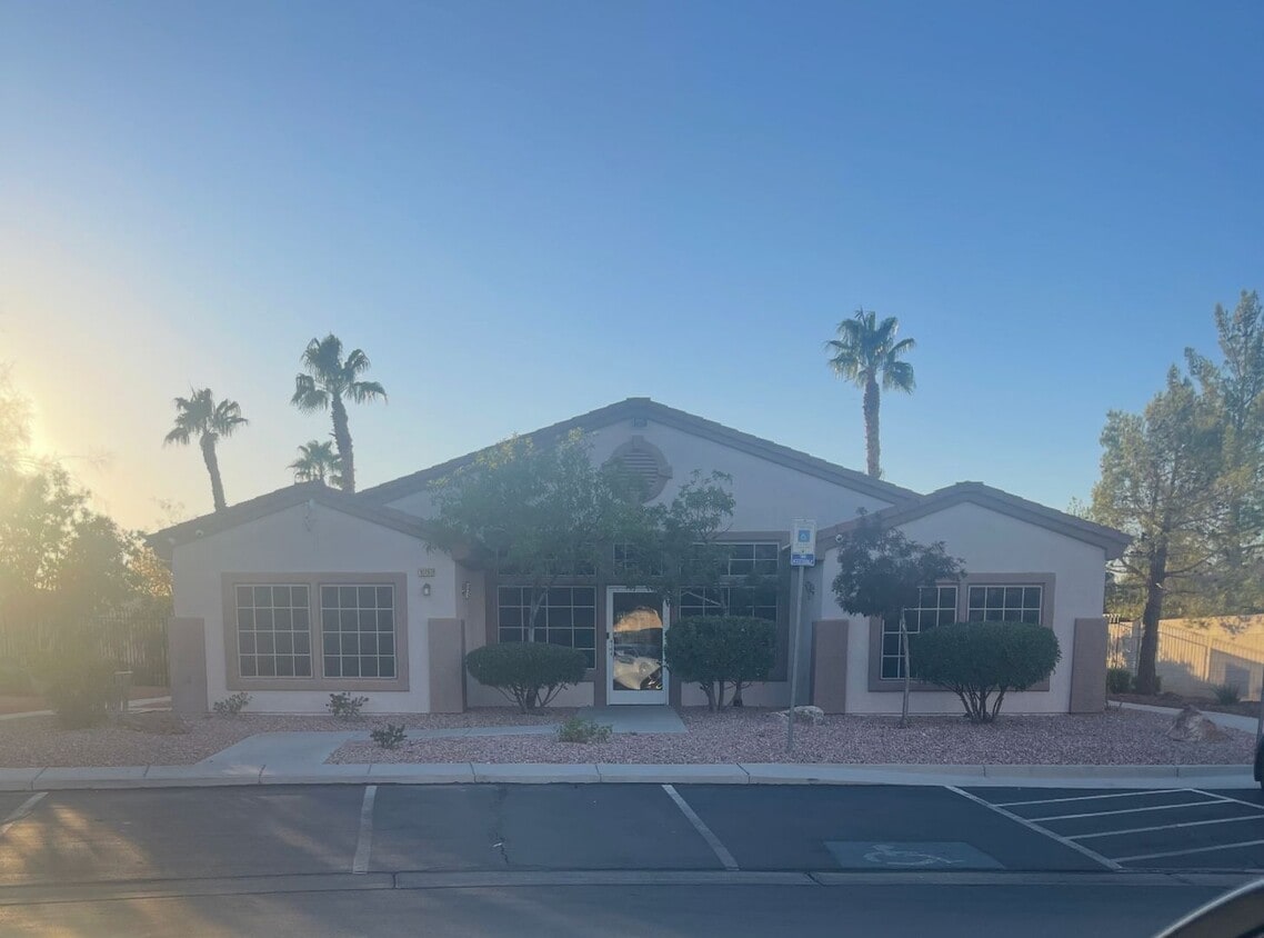 Foto del edificio - *GREAT TOWNHOME IN GATED "SILVERADO RANCH ...