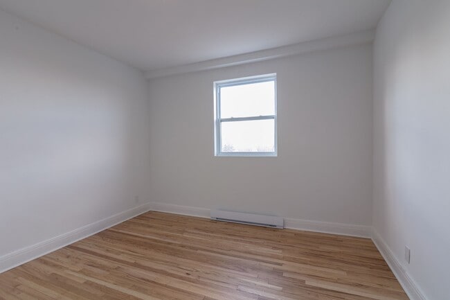 Building Photo - 4870 Chem. Queen Mary