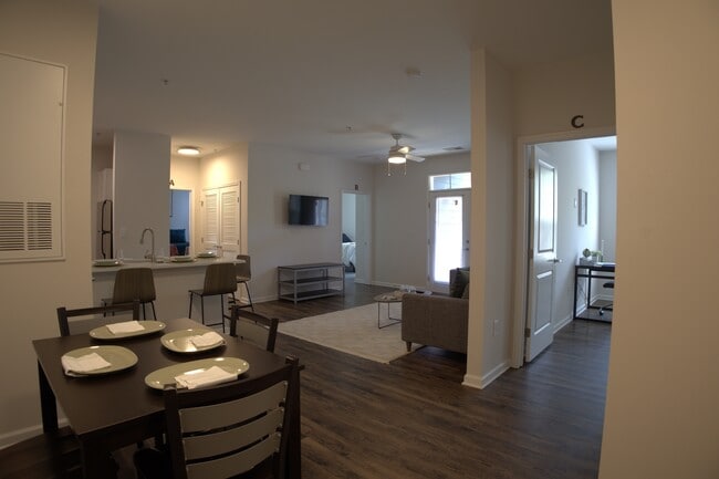 Renovated 3br Bath Foyer - Walden Station Apts