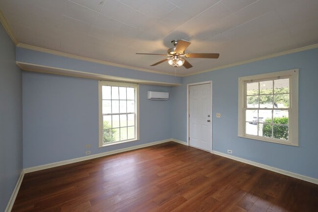 Building Photo - 300 E 6th St