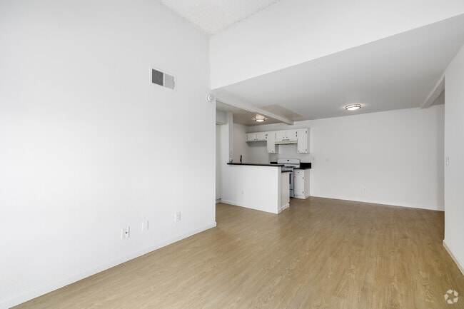 2 habitaciones, 2 baños - 890 pies cuadrados - Sala de estar - 515 S Harvard Blvd