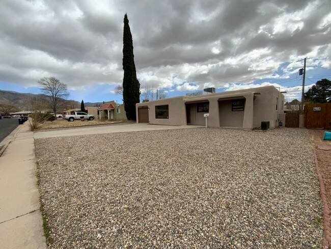 Foto del edificio - 3 Bedroom Single Story Home Available Near...