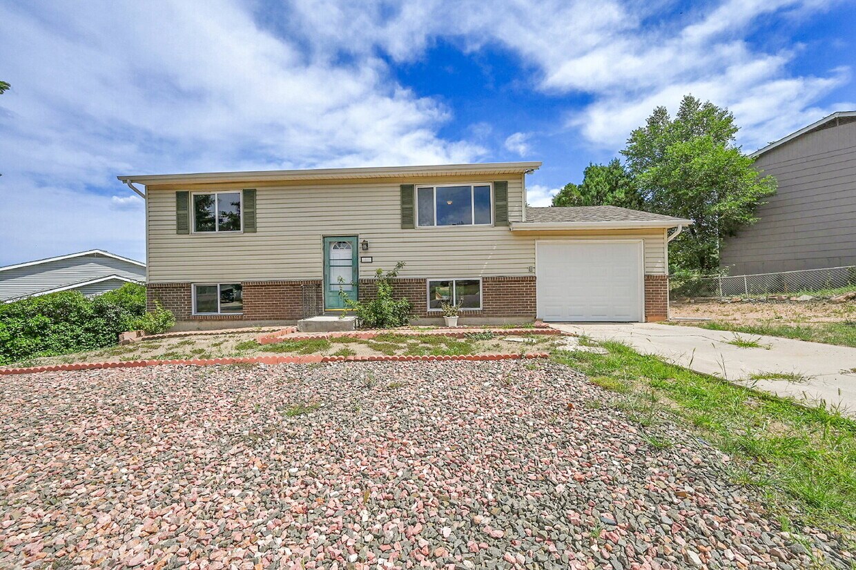 Foto principal - $2,195.00, 4 bed, 2 bath, located on Color...
