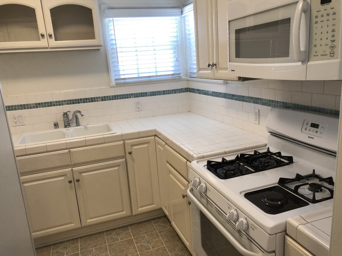 kitchen - 312 N Kenwood St