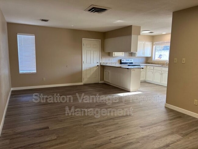 Building Photo - 1541 E McNair Dr