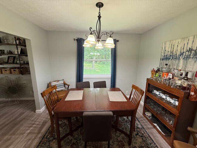 Building Photo - Beautiful 2 Bedroom in Secluded Area