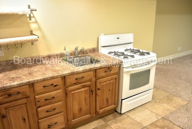 Building Photo - 1043 E Straw Hat Ln