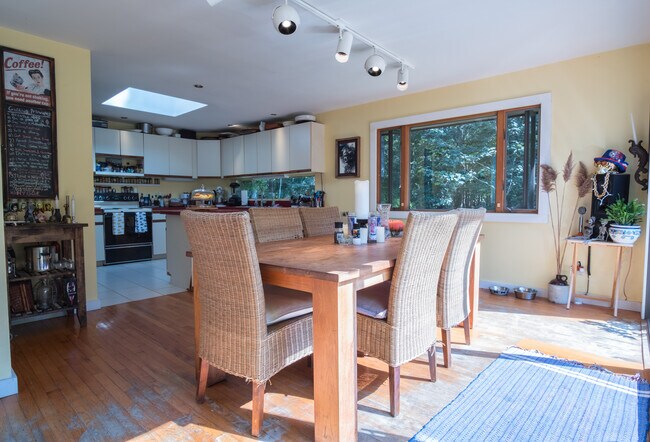 Foto del edificio - 74 Talmage Farm Ln