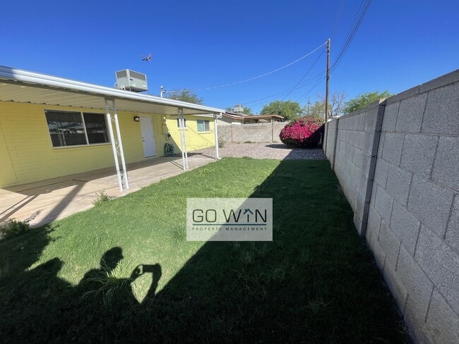 Building Photo - 4 Bed/ 2 Bath - House With Backyard!