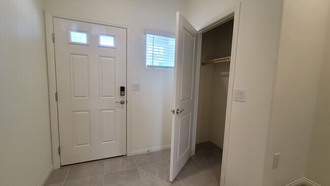 Building Photo - 5-Bed, 3-Bath Home in Spectrum Falls