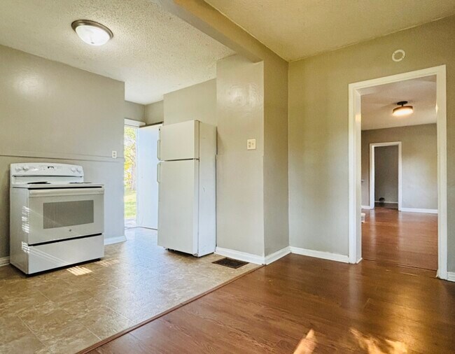 Kitchen / Dining Area - 605 Peek St
