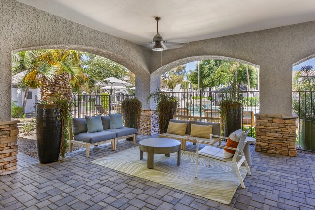 Descanse junto a la piscina con comodidad en nuestros elegantes asientos al aire libre - Boulders at Lookout Mountain Apartment Homes