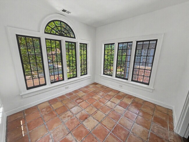 Foto del edificio - 340 N McLean Blvd