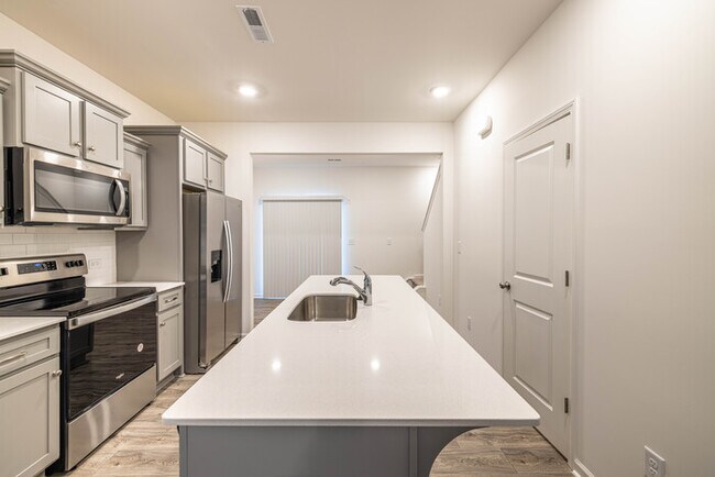 Foto del edificio - 2 Bedroom Townhome in Lowell