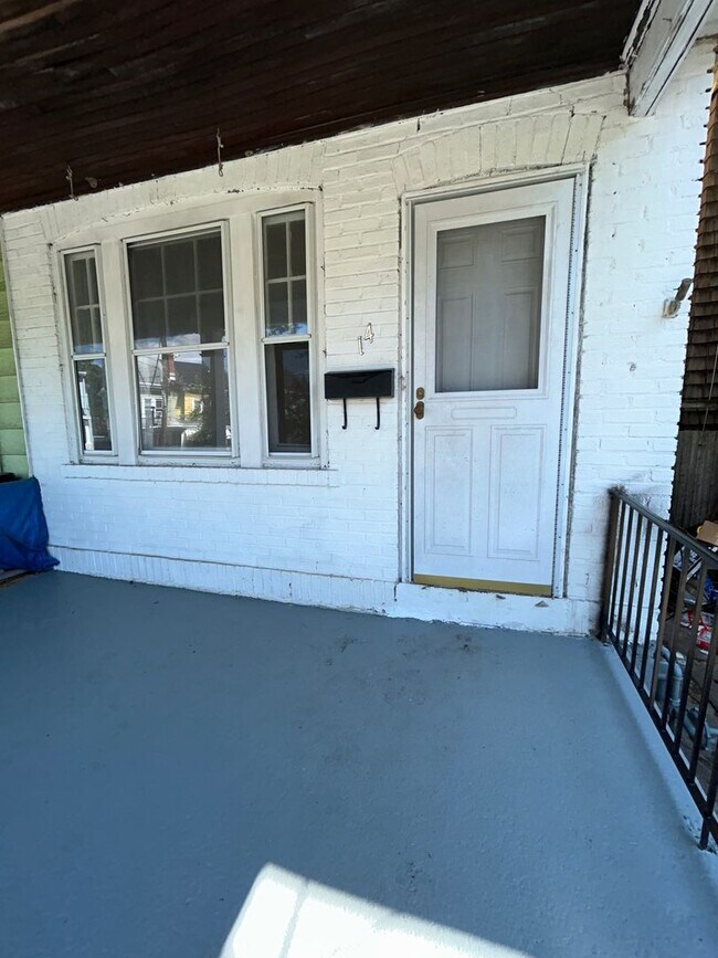 Building Photo - 4 beds 1 bath
