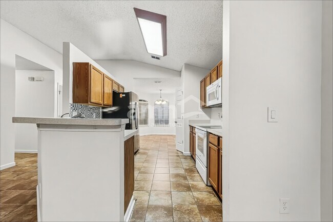 Building Photo - 577 Lady Lake Rd W