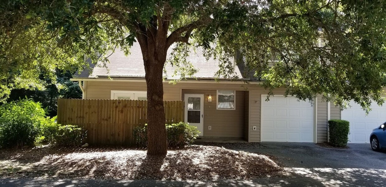 Primary Photo - 940 E Estates Blvd