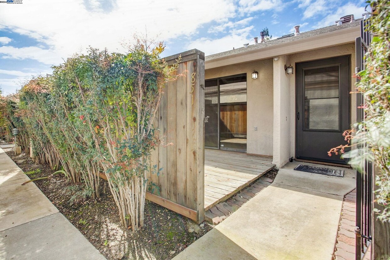 Primary Photo - GREAT END UNIT, IMMACULATE SINGLE STORY, W...