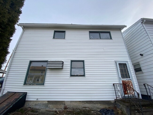 Building Photo - 3 Bedroom house available now!