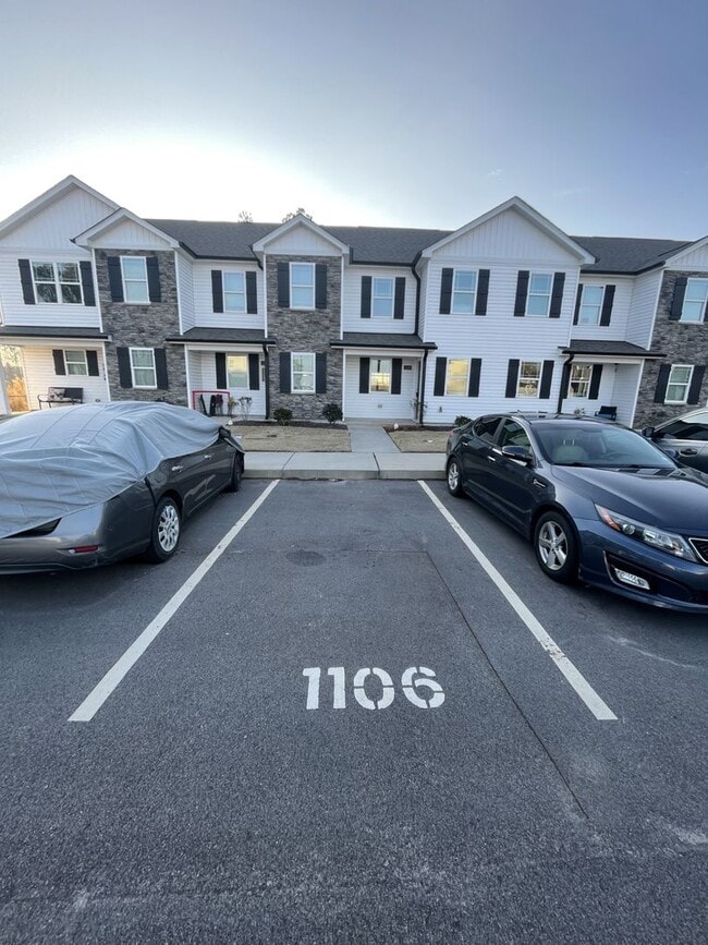 Building Photo - 2 bd 2.5 ba townhome