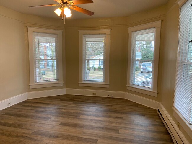 Building Photo - 1 BR, 1 BA apartment for a great rate near...