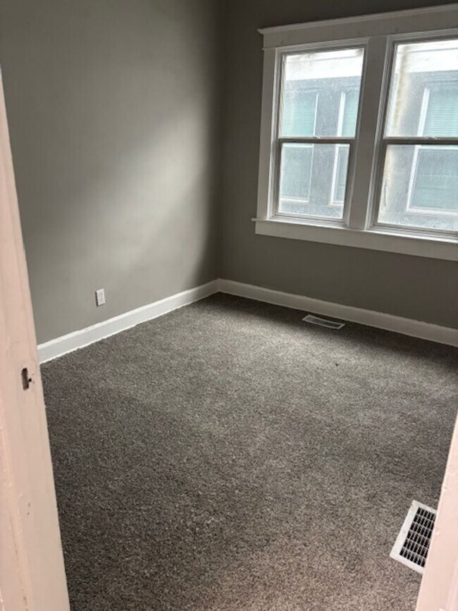 Foto del edificio - 4 bedroom House On Lasalle St!
