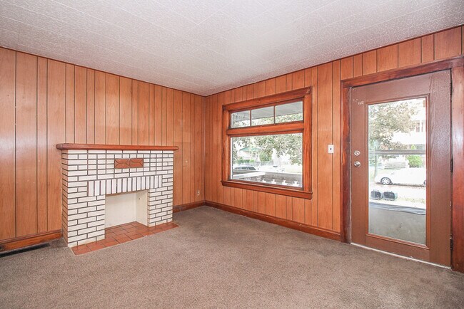 Foto del edificio - 8206 Bancroft Ave