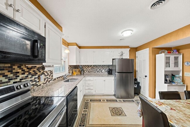 Building Photo - 95 Pilgrim Cir