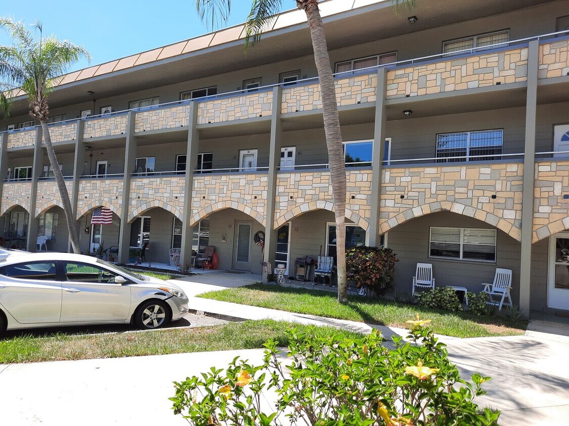 Foto principal - 1/1 condo - 55+ community