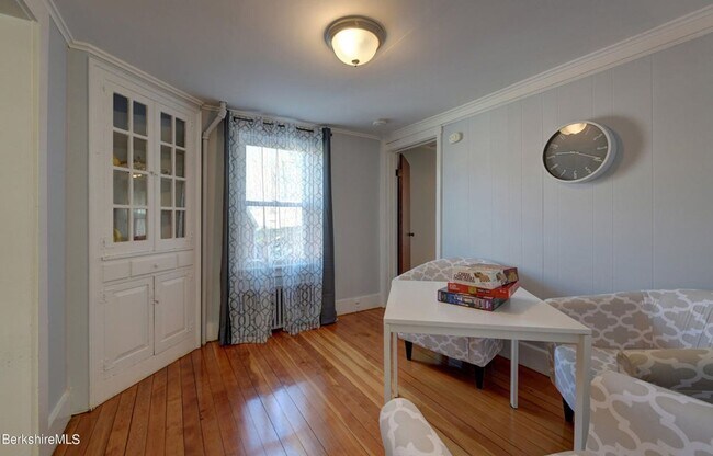 Building Photo - Centrally located 2 Bedroom, 2 Bathroom ho...