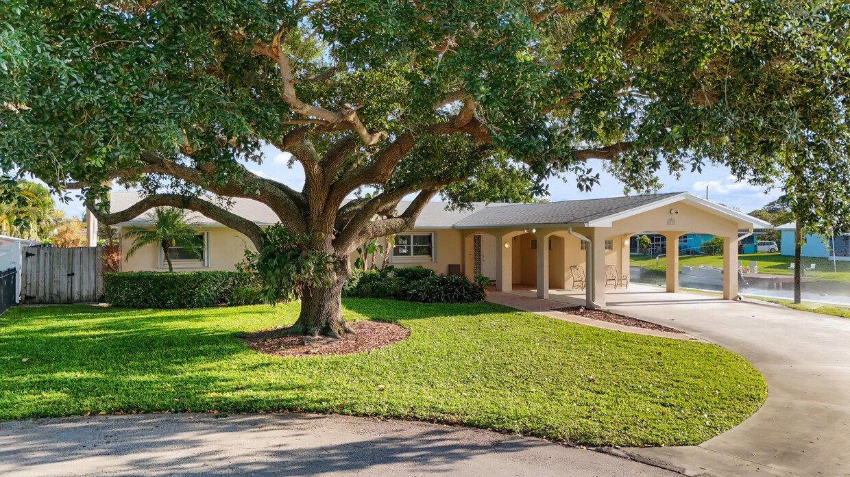 Primary Photo - 1059 Carambola Cir