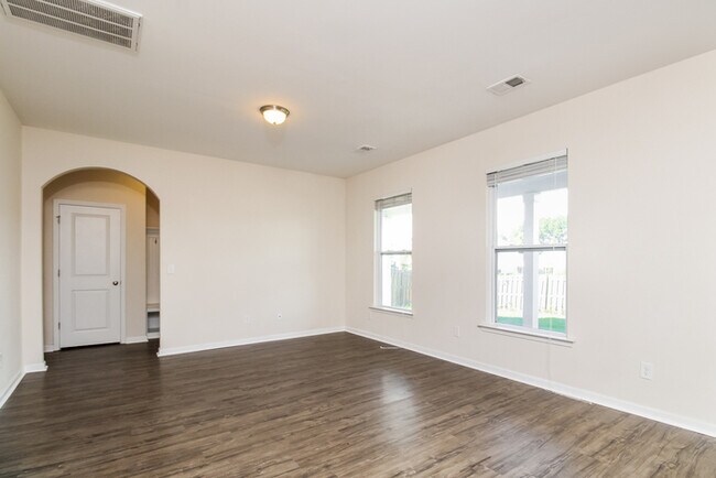 Foto del edificio - Beautiful Large Home! Unique Home in Great...