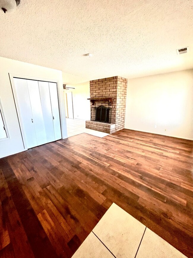 Building Photo - 3 Bedroom 3 Bathroom 1 Car Garage