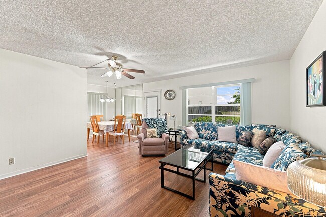 Foto del edificio - 246 Normandy Ln