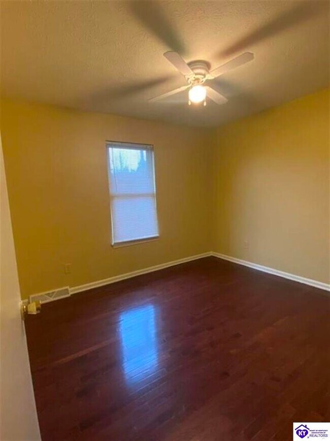 Foto del edificio - 621 E Lincoln Trail Blvd