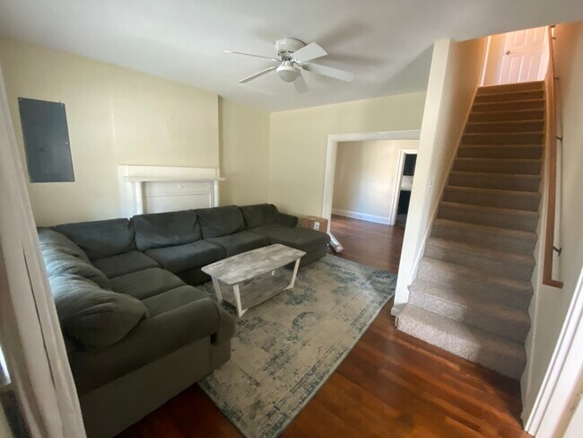 APARTAMENTO A sala de estar - 407 Kentucky Ct