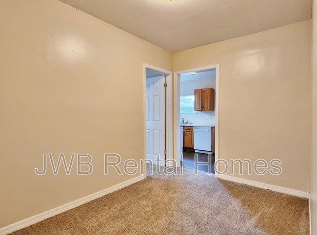 Building Photo - 8182 Lexington Dr