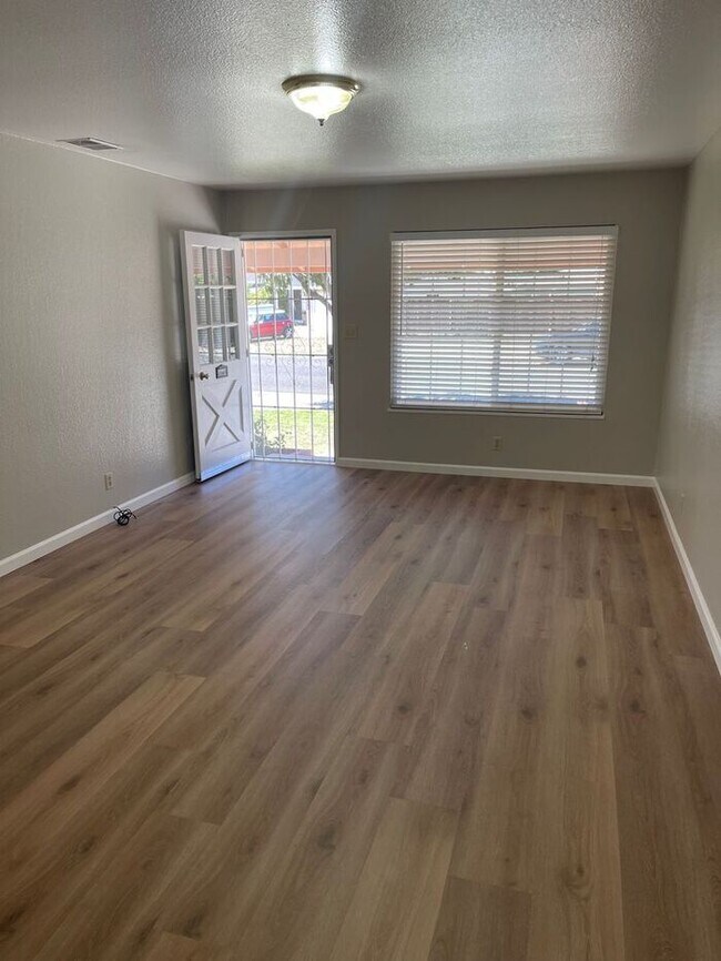 Building Photo - Call this your next home 3 Bedroom 2.5 Bat...