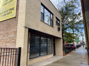 Building Photo - 6341 W Belmont Ave