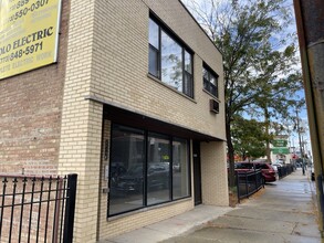 Building Photo - 6341 W Belmont Ave