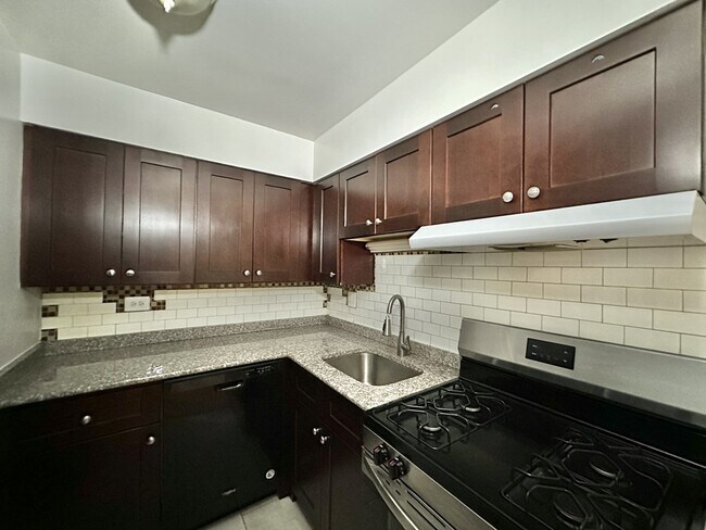 Building Photo - 3710 N Pine Grove Ave