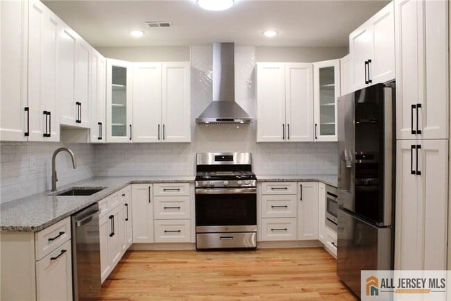 Building Photo - 120 Forest Dr