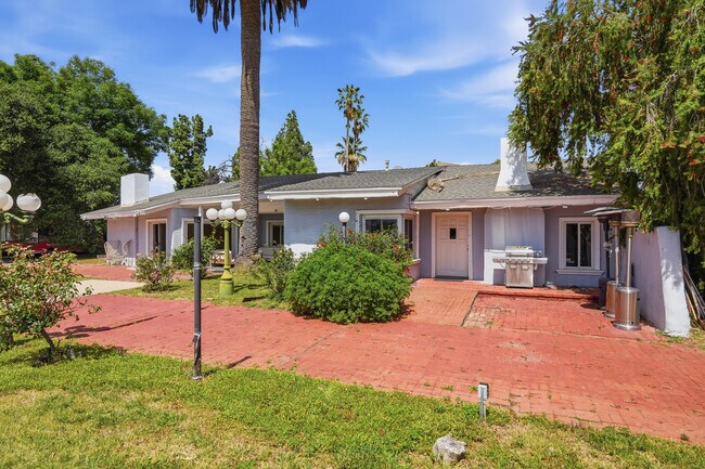 Foto del edificio - 8647 Corbin Ave