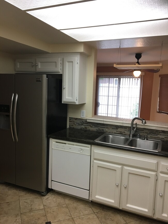 Building Photo - 2 Bed, 2 1/2 Bath Townhome with 1 car garage!