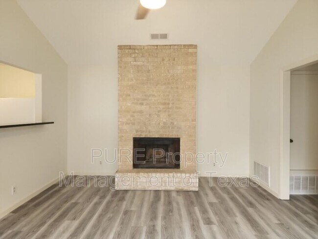 Foto del edificio - 807 Lloyd Ln