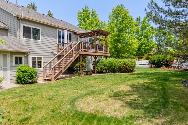Building Photo - Stunning 4 bed with Office- Main Floor Pri...