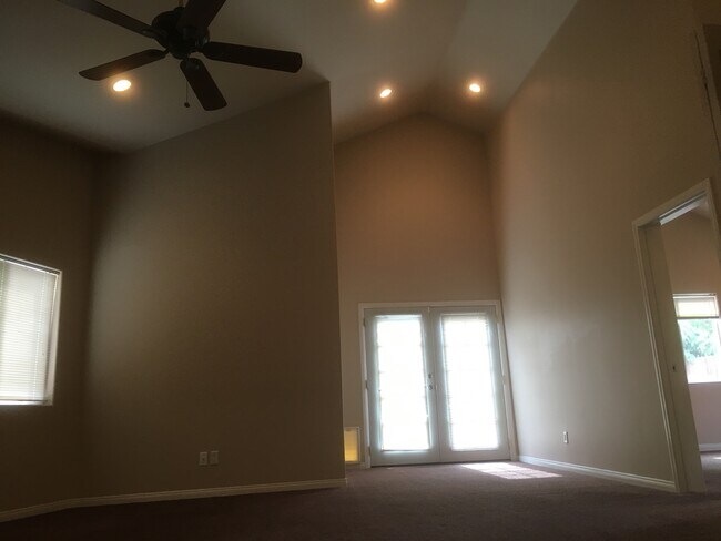 Sala principal - 5927 Balcom Ave