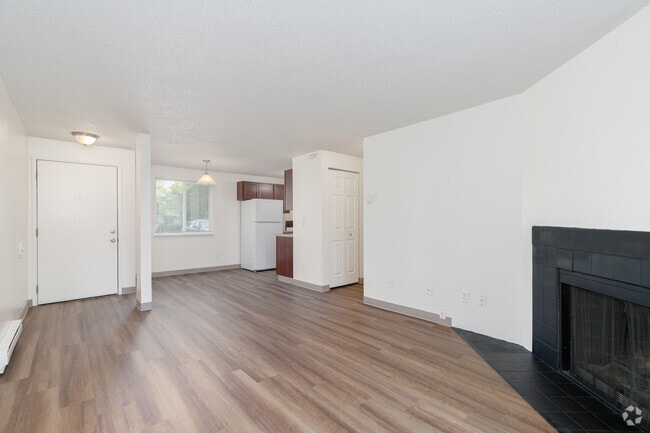 1BR, 1BA - 646SF Living Room - The Park at Greenway
