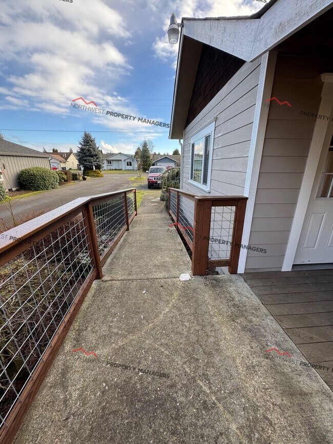 Foto del edificio - STATUS: AVAILABLE  - R100  $2295